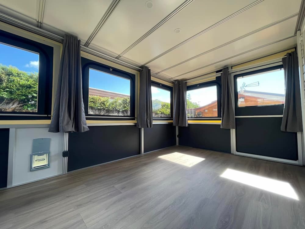 auvent anthracite et blanc avec chatiere