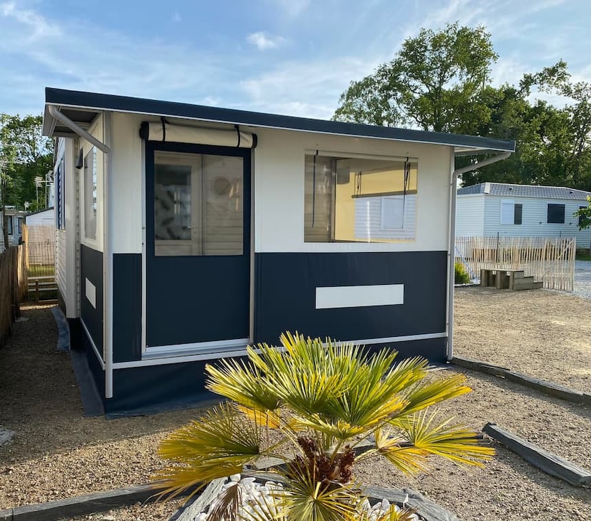 auvent anthracite et blanc avec volets