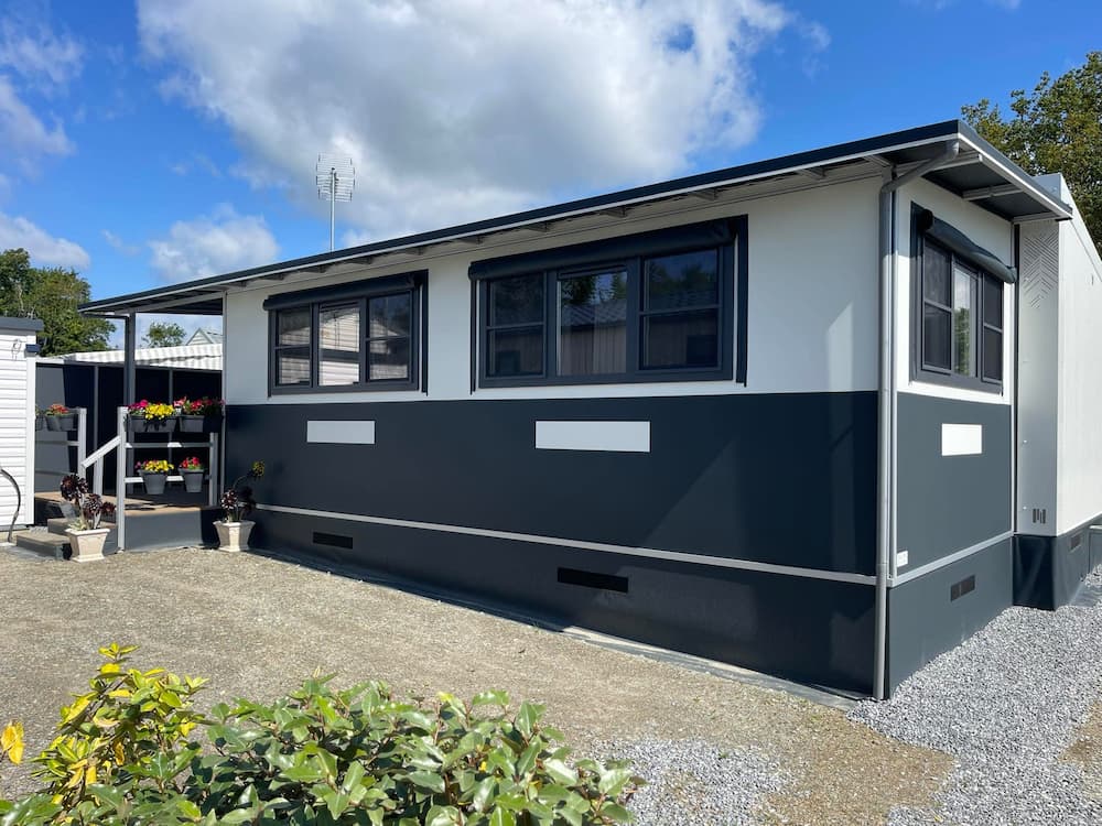 auvent smal couleur olive auvent classique blanc cassé et anthracite