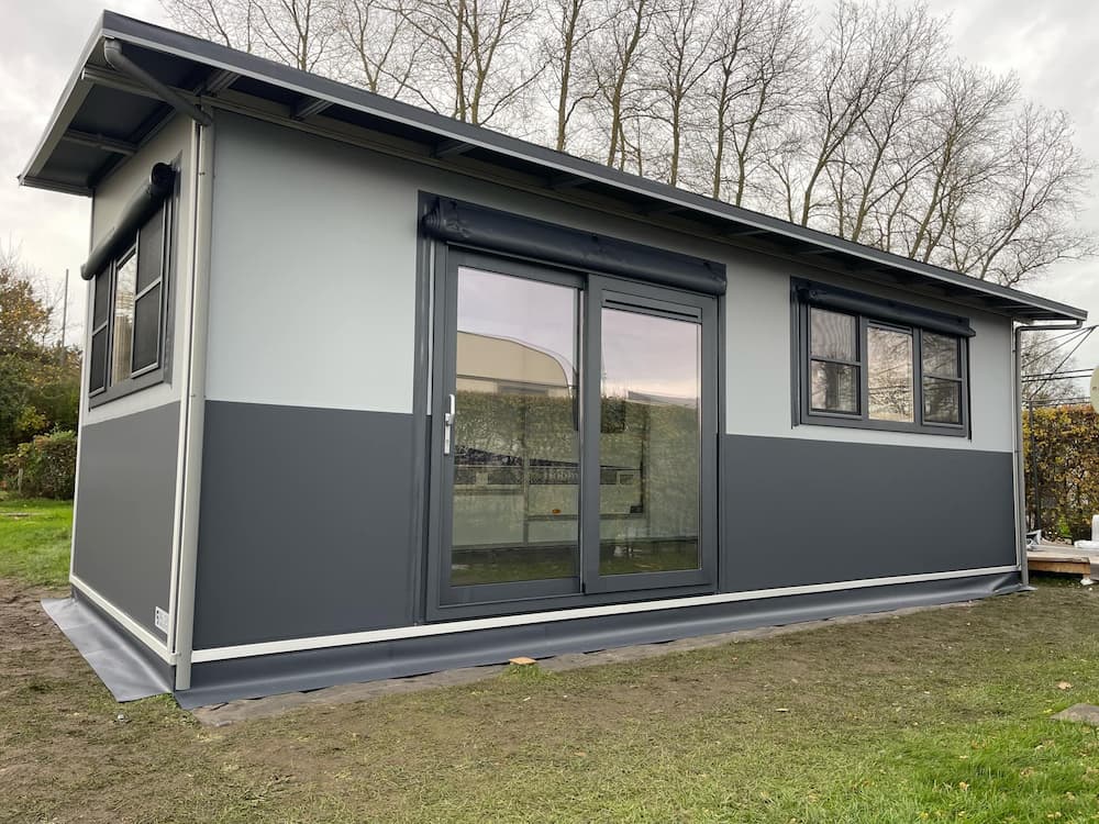 auvent avec isolation et chassis gris et blanc