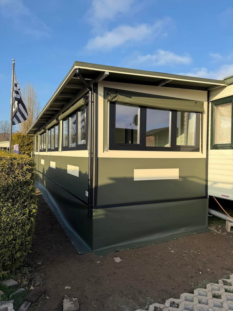 auvent avec isolation et chassis olive et blanc