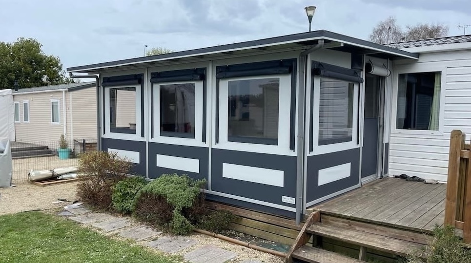 auvent blanc et anthracite avec volets