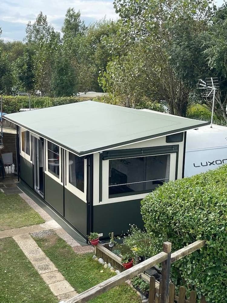 auvent blanc et olive grandes fenetres