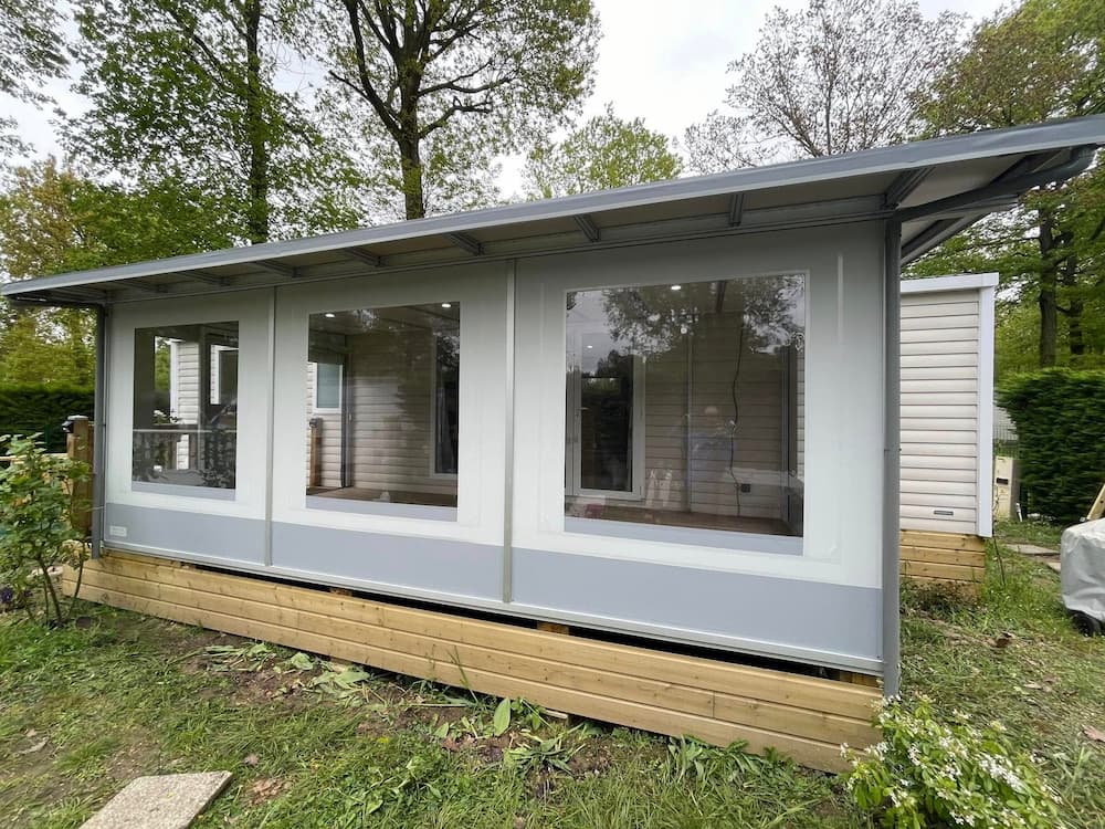 auvent grandes fenetres blanc et silver