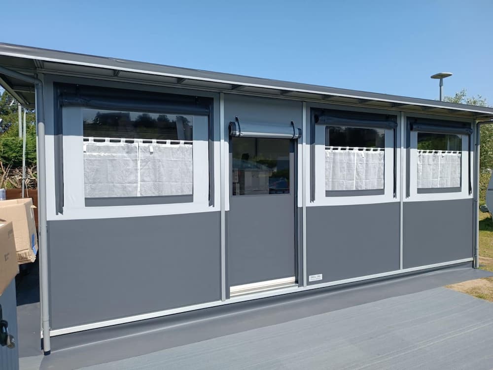 auvent gris et blanc avec volets