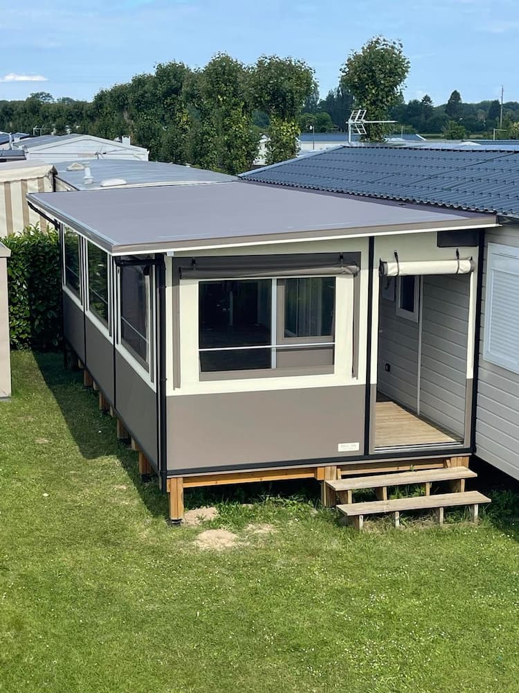 auvent taupe et blanc avec volets