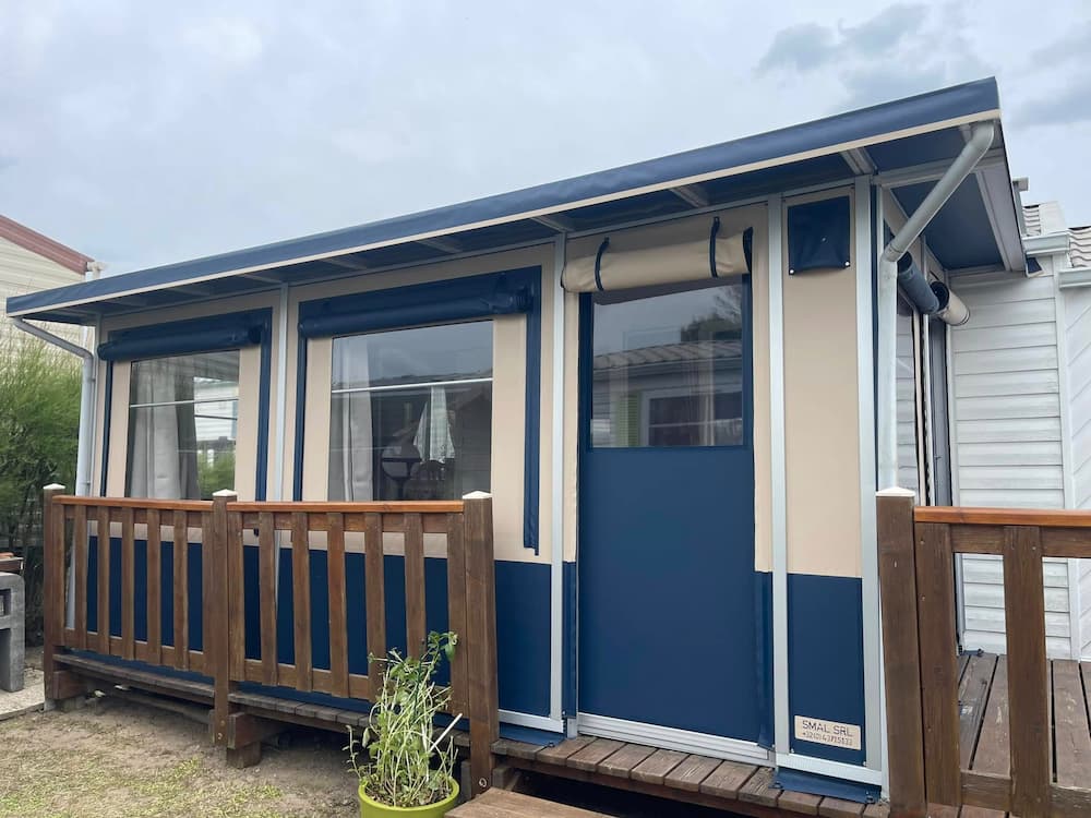 fermeture de terrasse beige et bleu