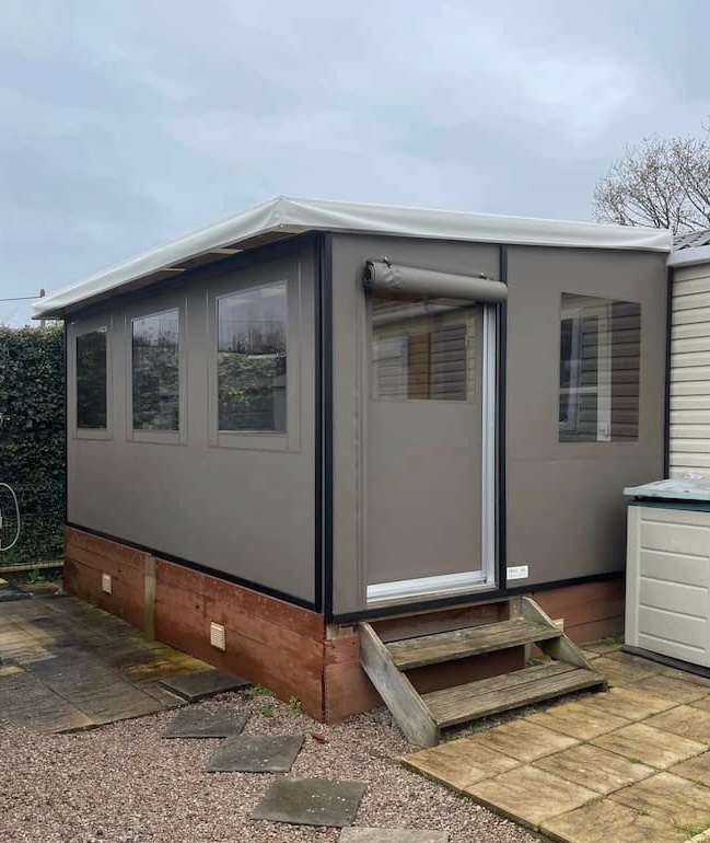 fermeture de terrasse couleur taupe