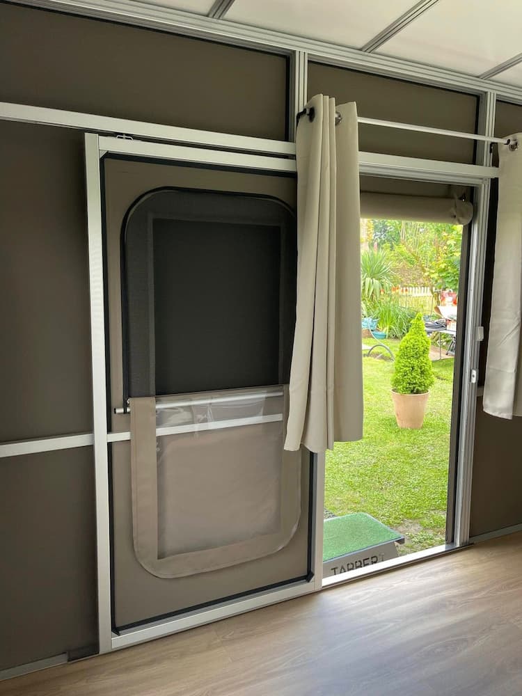 porte de auvent taupe avec moustiquaire